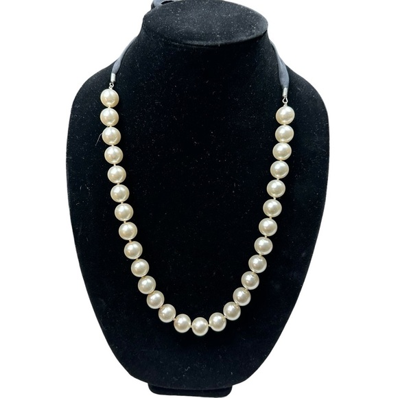 Vintage Pearl Bow Necklace and Earrings Set - Picture 4 of 13